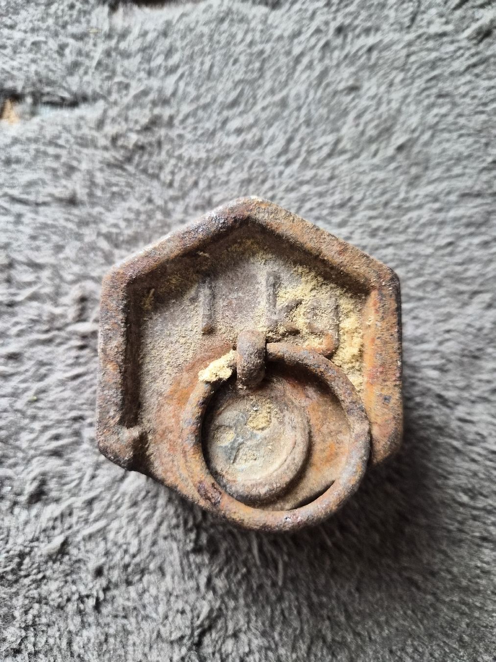 Quincaillerie: Ancienne poids hexagonal en fer forgé - Collection! – D'occasion à La Joux FR par car_ck96