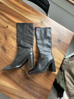 Lederstiefel mit Blockabsatz und breitem Schaft