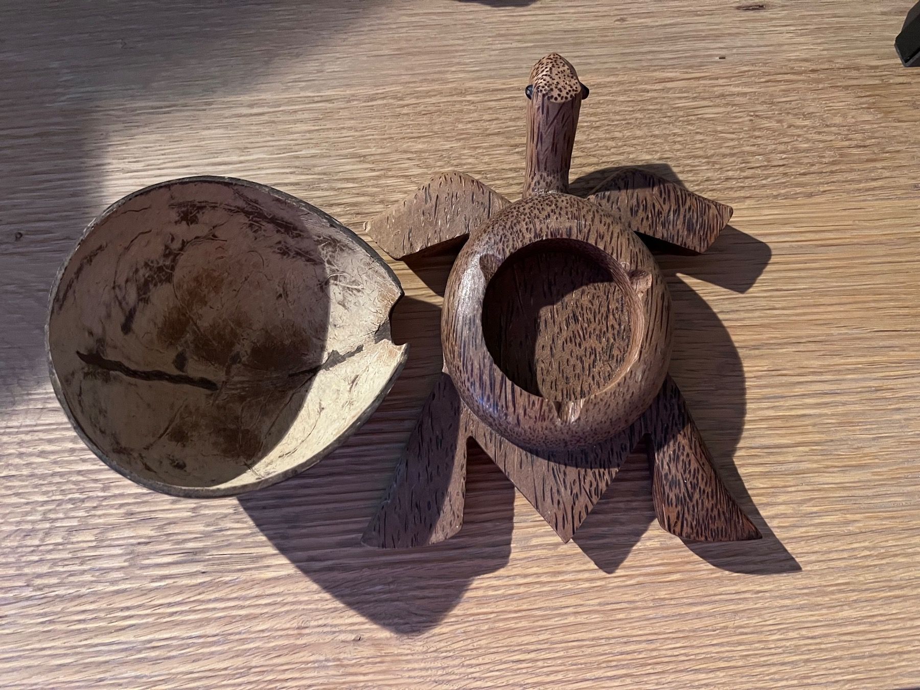 Portacenere: Cendrier en bois de Guadeloupe – Nuovo e nell'imballaggio originale da Charmey (Gruyère) venduto da ya_12 2