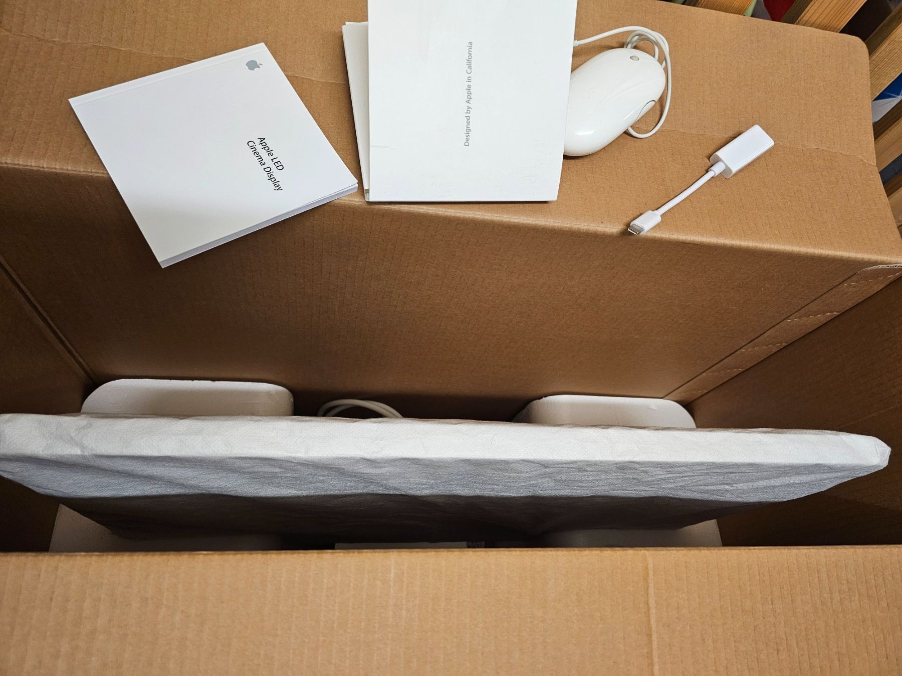 Apple Monitor: Apple Cinema Display + USB-C Adapter + Apple Maus – Nuovo (secondo la descrizione) da Wettingen venduto da dia_hv56 7