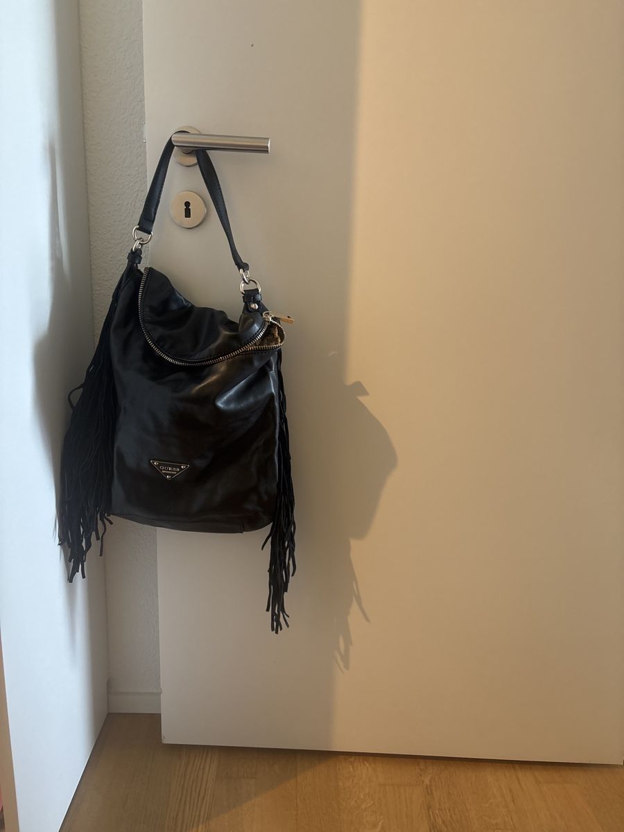 Guess Taschen für Damen: Guess Handtasche schwarz mit Wildleder Fransen – Gebraucht aus Feusisberg von LadyLook 3
