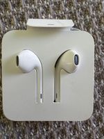 Apple EarPods w/ Lightning Connector - New