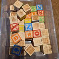 Holzwürfel Set mit Buchstaben und Zahlen bauklötze