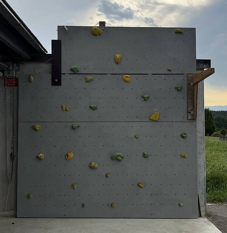 Murs & prises d'escalade: Kletterwand mit Griffe – D'occasion à Rütschelen par BGK2