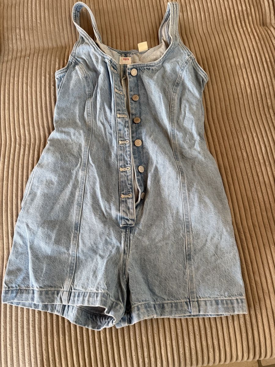 Levi's Tute: neuwertiger Jeansoverall Grösse S von Levis – Nuovo (secondo la descrizione) da Recherswil venduto da luca_v