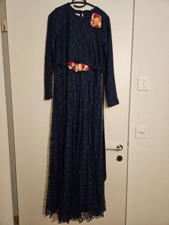 Elegantes blaues Kleid mit Spitze und Blumenapplikation