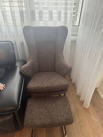 Gemütlicher Stillstuhl mit Hocker zu verkaufen