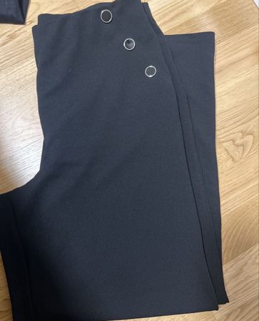 SCHWARZE HOSE MIT OESEN