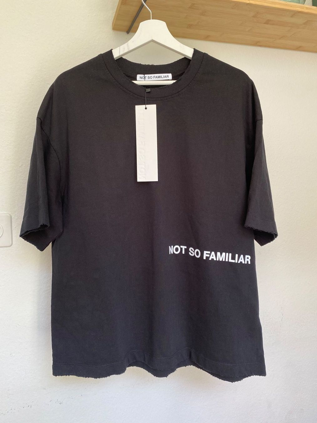 T-shirt: NOT SO FAMILIAR T-shirt – Nuovo e nell'imballaggio originale da Biel/Bienne venduto da Sommer_17 7