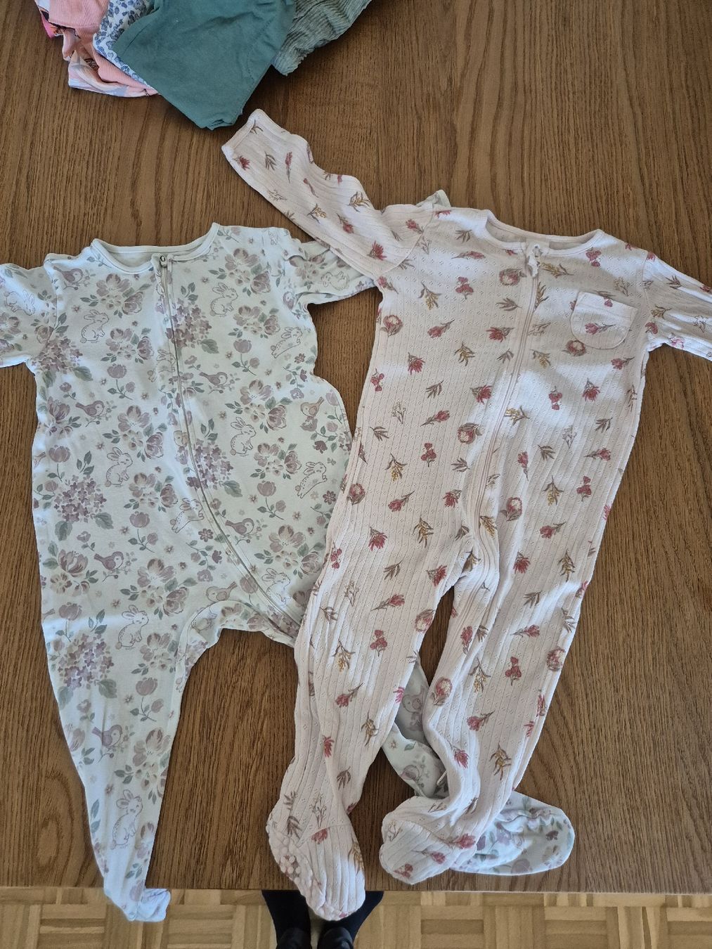 Lotti & Set di vestiti: riesiges Kleiderpaket Gr. 86-92 – Usato da Goldach venduto da Mona.93 5