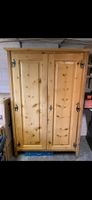 Rustikaler Kleiderschrank aus Massivholz - Tanne