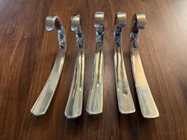 6 Wandhaken aus Messing (5 poliert und einer mit Patina)