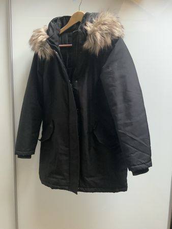 Schwarze Winterjacke mit Kapuze von ONLY, Gr. M Top!