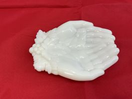 Weisses Vintage Schälchen in Händen-Form von Westmoreland