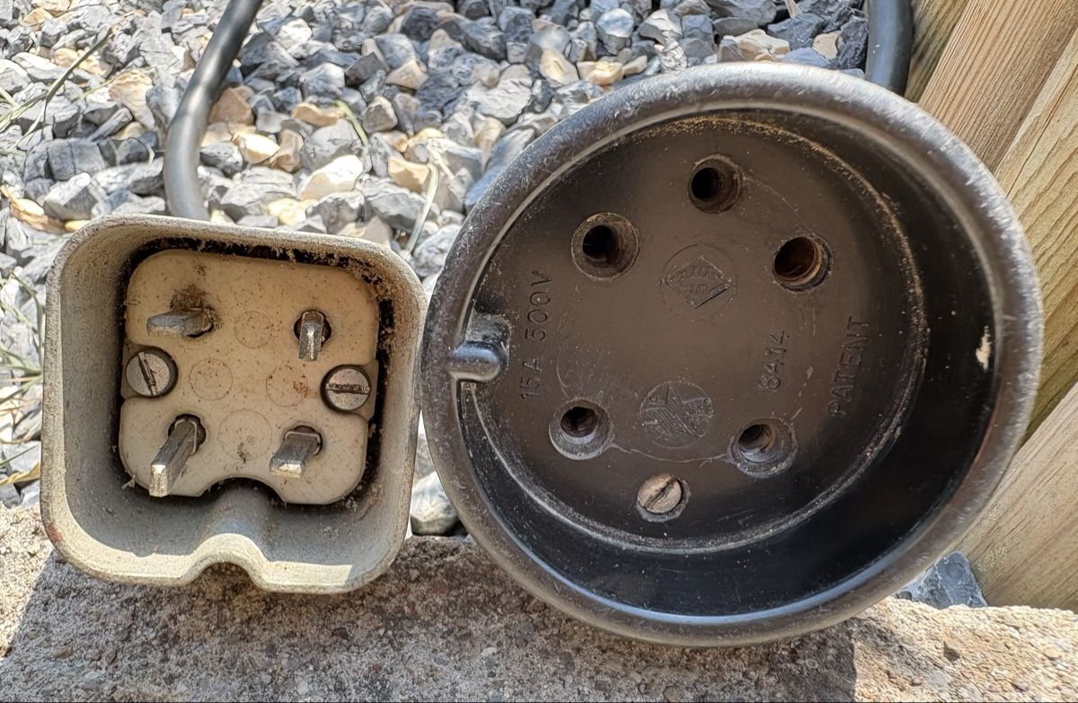 Stecker: Alter/antiker Industriestecker 15A 500V – Defekt aus Glattbrugg von Jaspis10 2