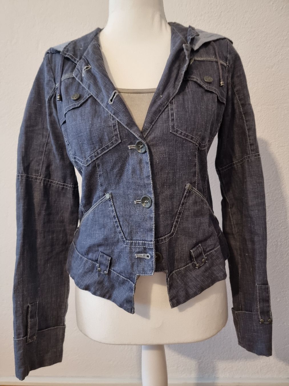 Nile Giacche: Coole Jacke XS mit Kapuze – Usato da Rüdlingen venduto da 7sonnenblume