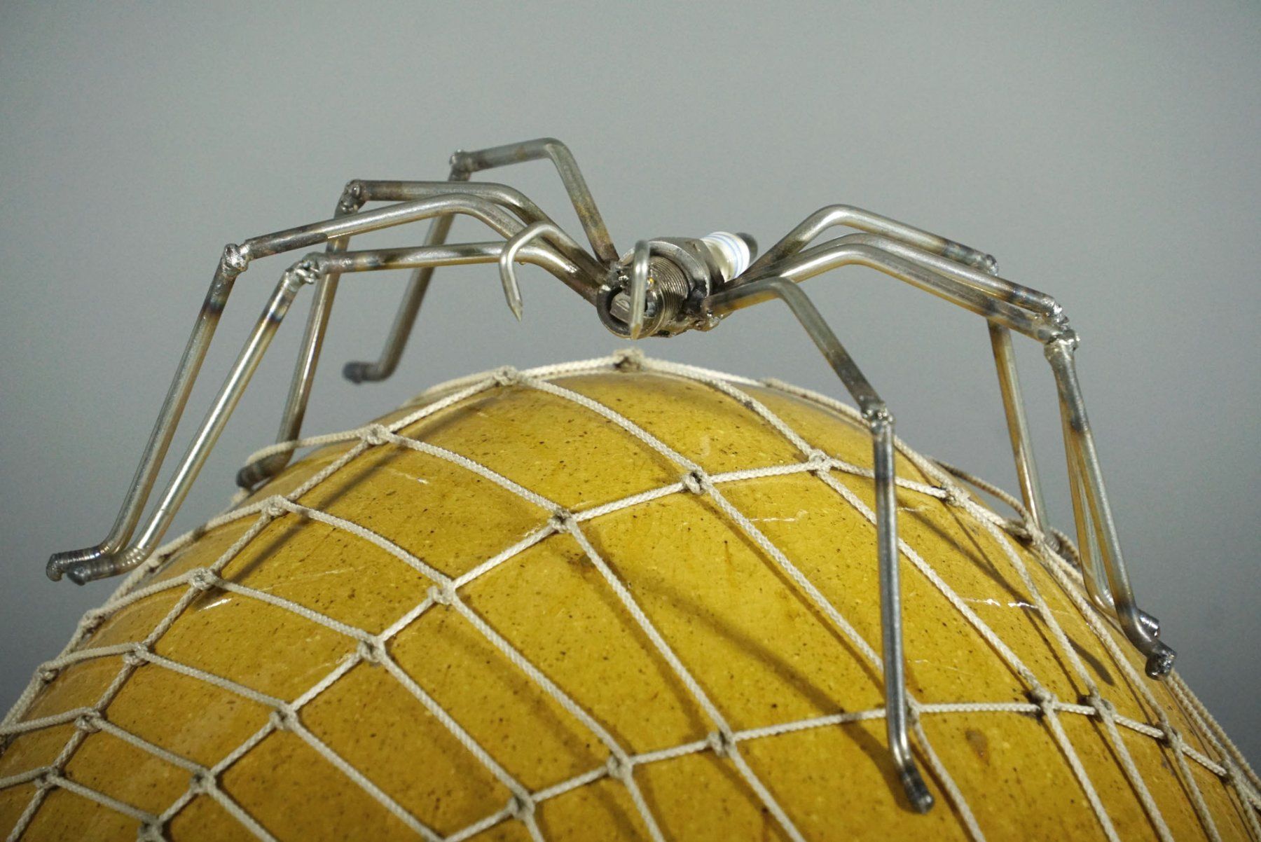 Statuette: Kunstobjekt XL Keramik-Ei mit Spinne auf Eisenständer 86cm – Usato da Meggen venduto da Trouvaillen 7