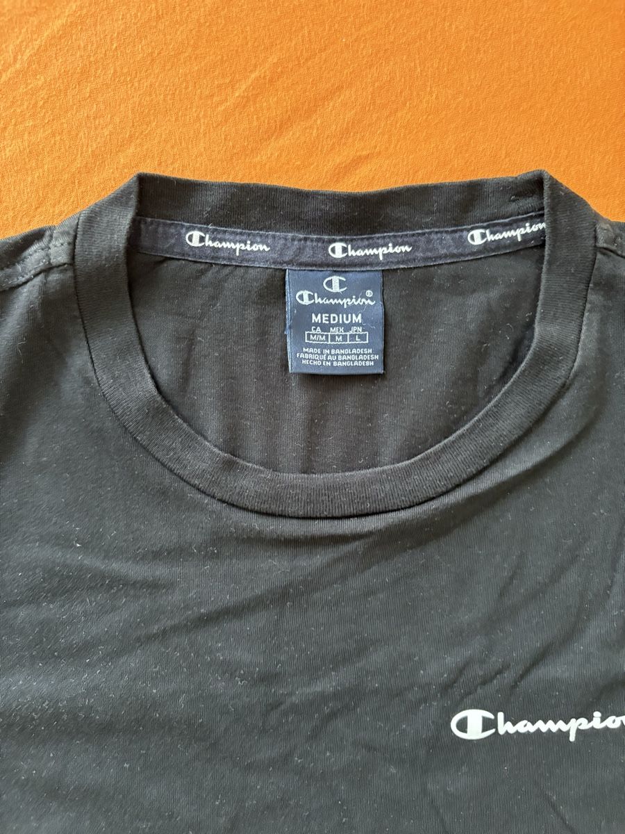 Champion T-shirt: Champion Maglietta Nera, taglia M – Usato da Biasca venduto da P4trjck 1