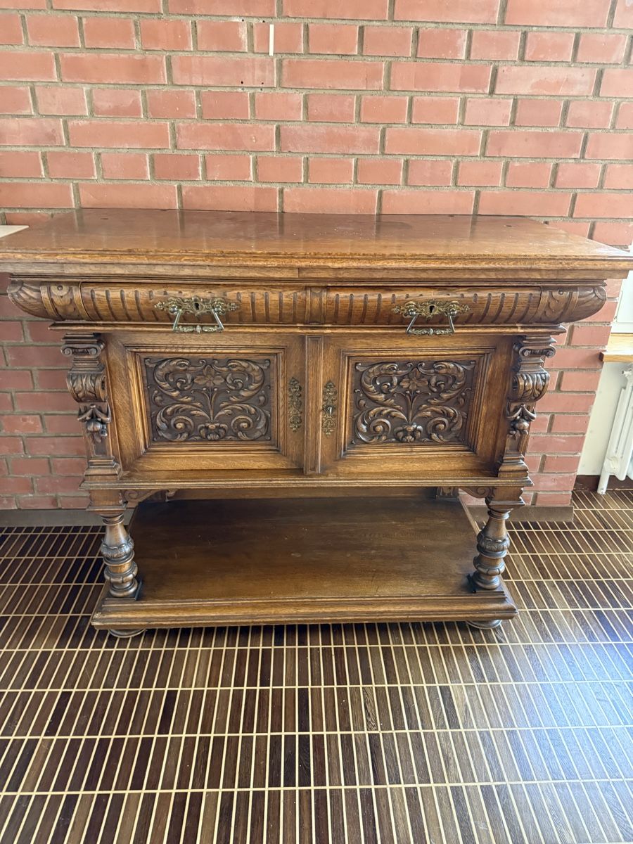 Büffets: Elegantes Sideboard / Buffet aus massivem Eichenholz – Gebraucht aus Reinach BL von rom_jb5y