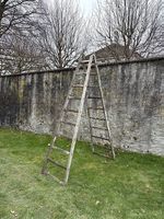 Antike Bockleiter für Dekozwecke