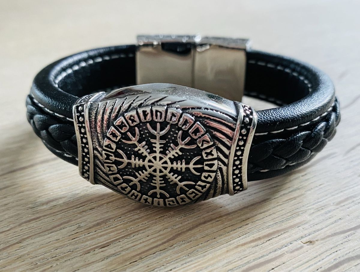 Bracciali & Braccialetti: Lederarmband mit Edelstahleinsatz - NEU – Nuovo (secondo la descrizione) da Stetten SH venduto da legendary.online