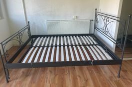 Doppelbett Metallrahmen massiv !  mit Lattenrost gebraucht