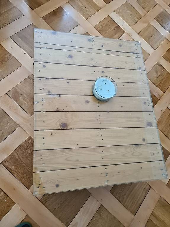 Tavoli: Table basse avec verre de protection  – Usato da Lausanne venduto da Vkb52 2