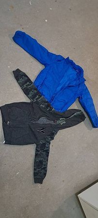 1 Jacke dünn, Blau und 1 Jäckli, schwarz, Gr. 128
