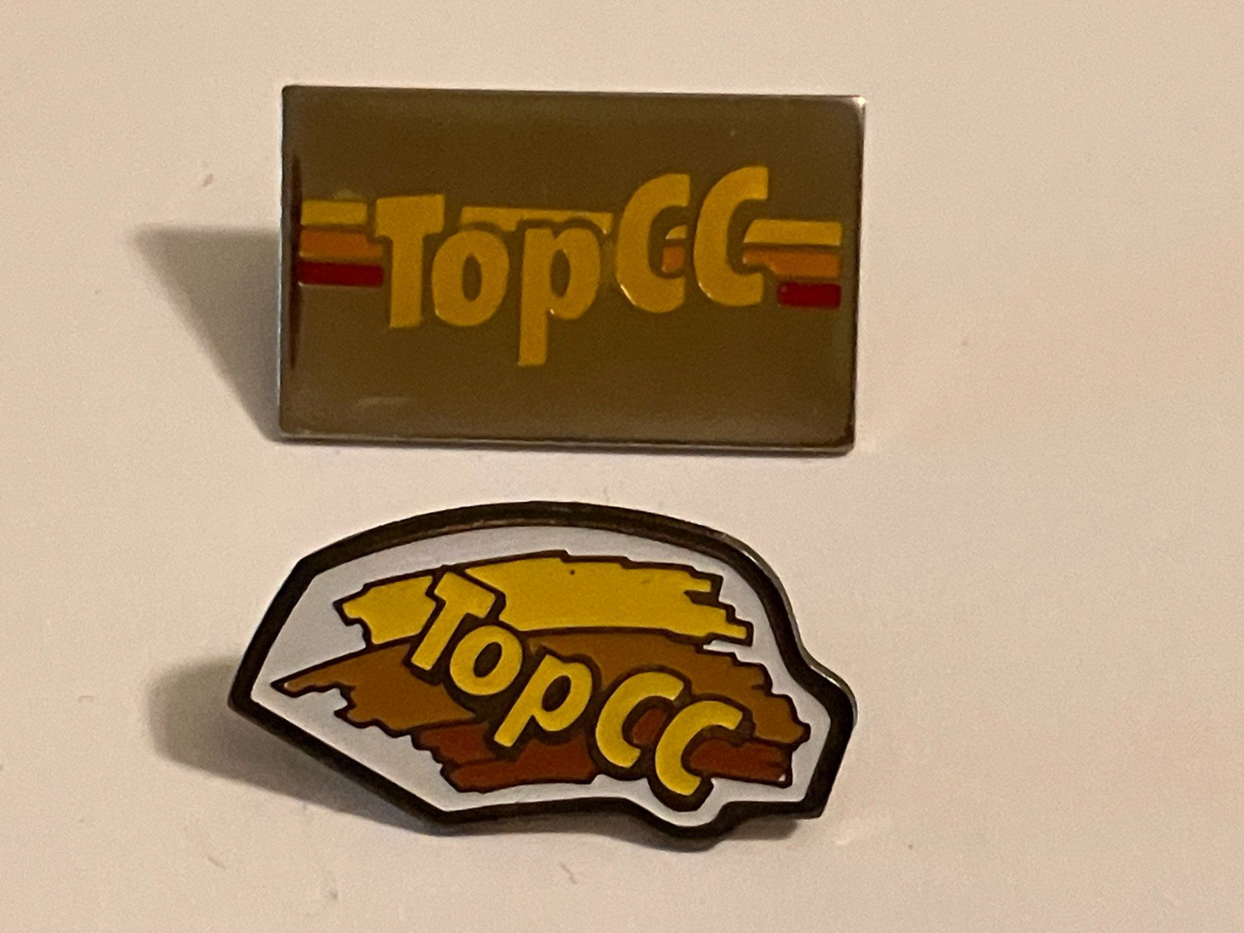 Placchette & Badge: 2 Pin TOP CC – Usato da Basel venduto da djwwpp