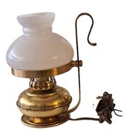Ancienne lampe de table vintage en laiton et verre opalin