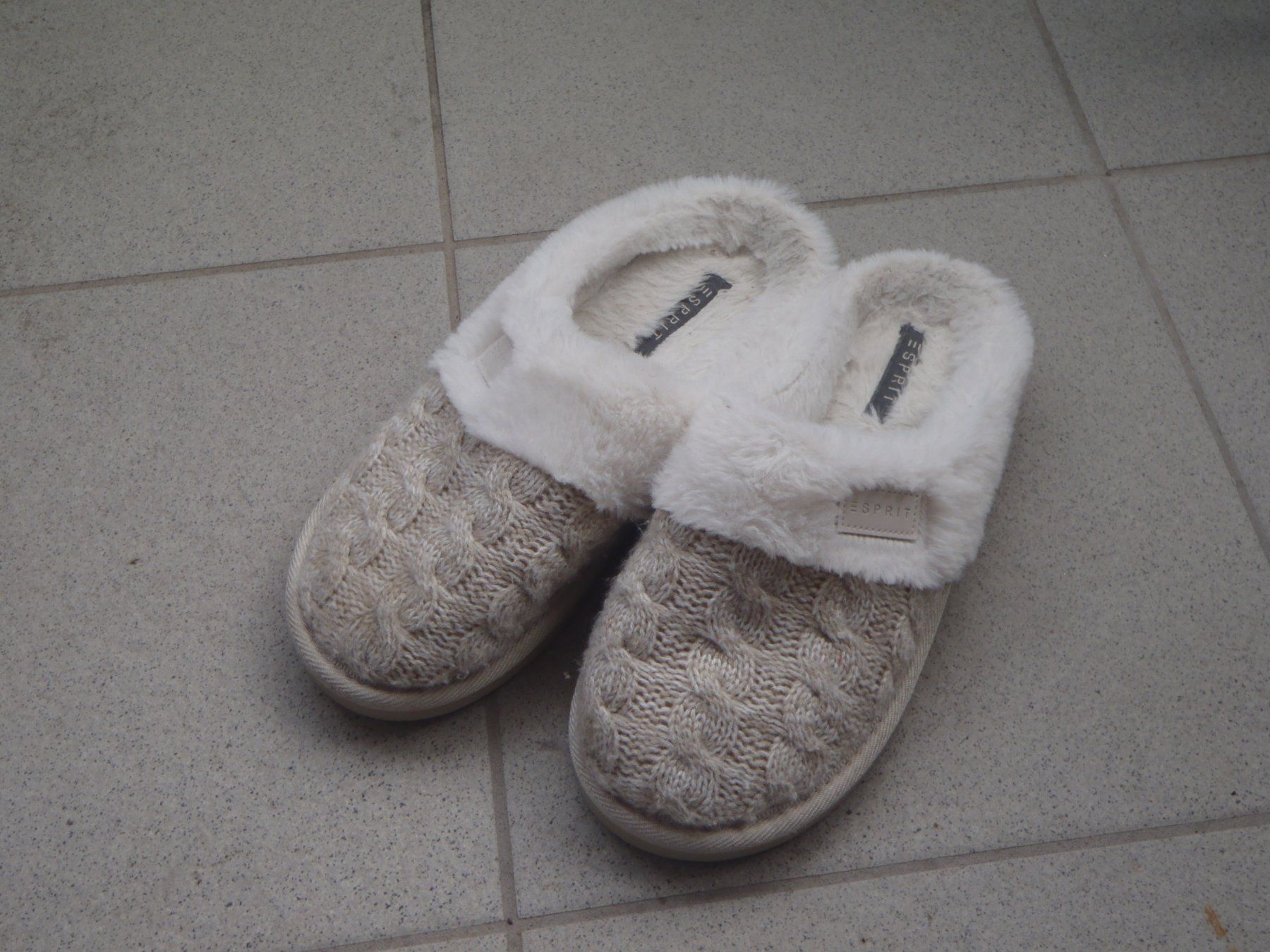 Esprit Herrenschuhe: Kuschelige Esprit Hausschuhe Gr. 40 Winter Fell – Gebraucht aus Horgen von Amanda30
