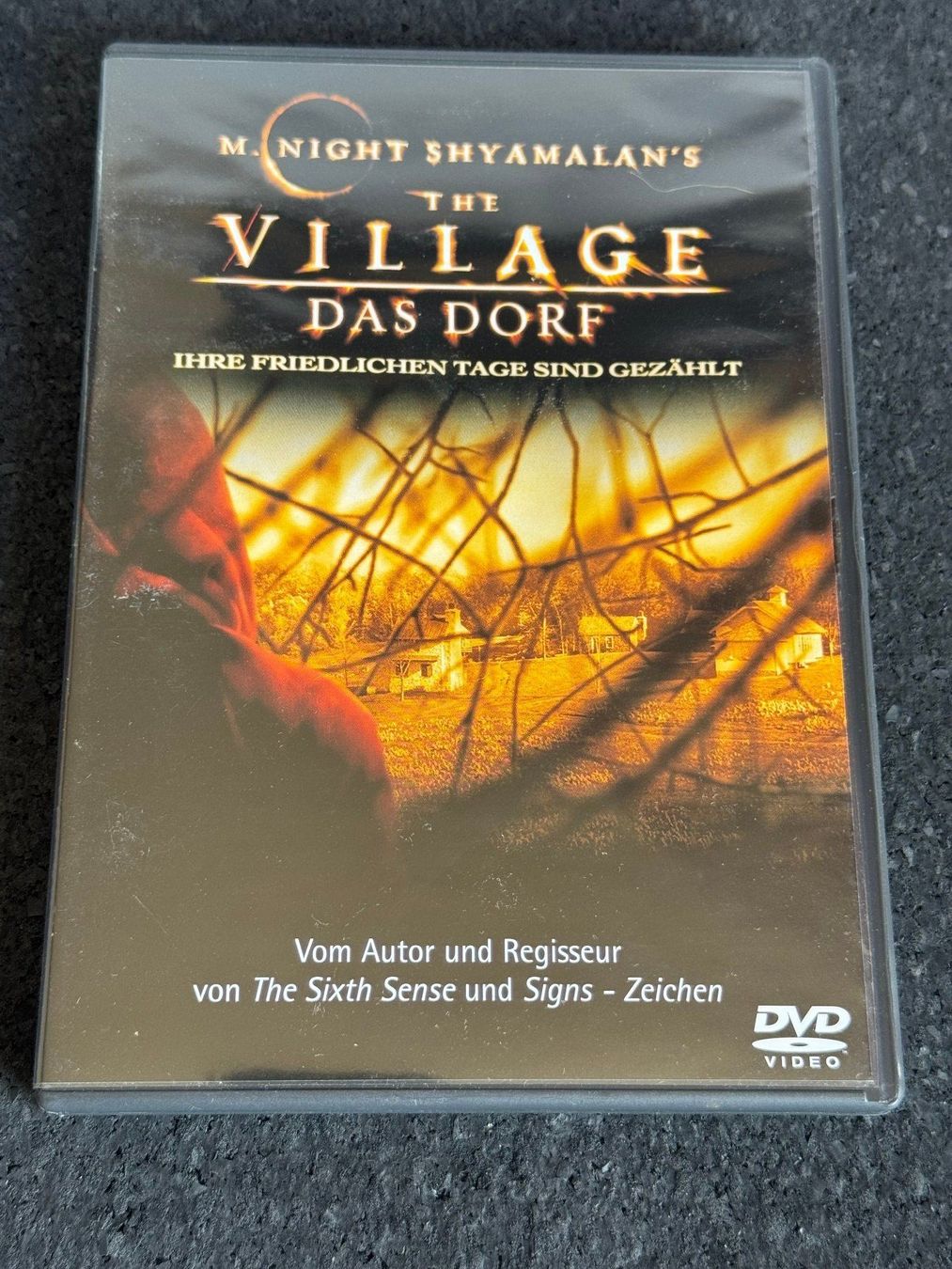 Tutti i DVDs: The Village - Das Dorf DVD DE/EN – Usato da Fribourg venduto da tschjoly