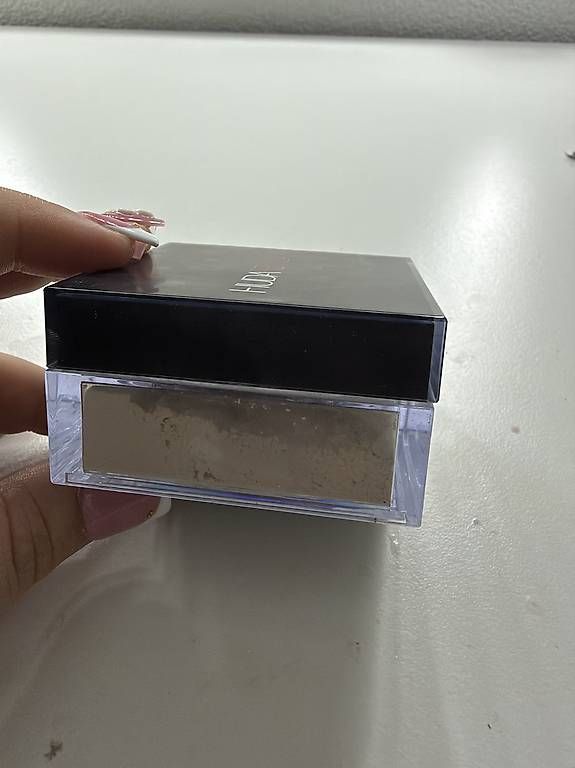 Make-up: Huda Beauty Bakingpouder – Usato da Ruswil venduto da liisaa.kr 1