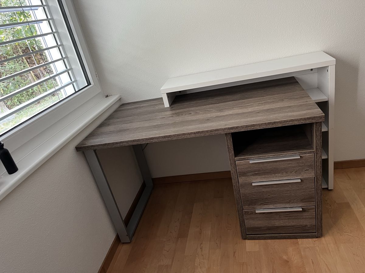 Schreibtische: Schreibtisch – Gebraucht aus Volketswil von and_nz6x