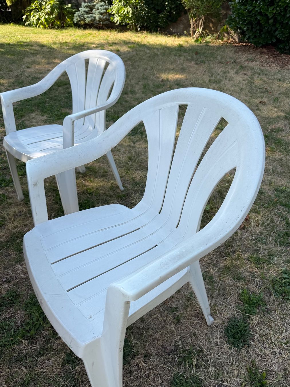 Set di tavolo e panche: TABLE DE JARDIN BLANCHE USÉE et 8 chaises en plastique – Usato da Roche VD venduto da luc_jwm5 2