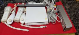 Nintendo Wii- 2 Remotes & Nunchucks in Exelente conditions!!