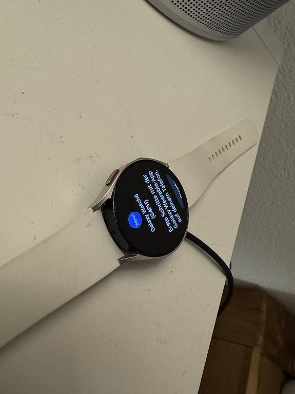 Samsung Smartwatch: Samsung Watch 6 - Weiss / Gold – Usato da Salmsach venduto da fireeagle9403 4