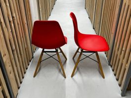 2 rote Stühle Mid Century Design. Sitzschale Kunststoff