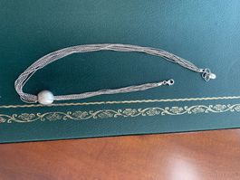 Mehrreihige Silber-Kette mit grosser grauer Perle