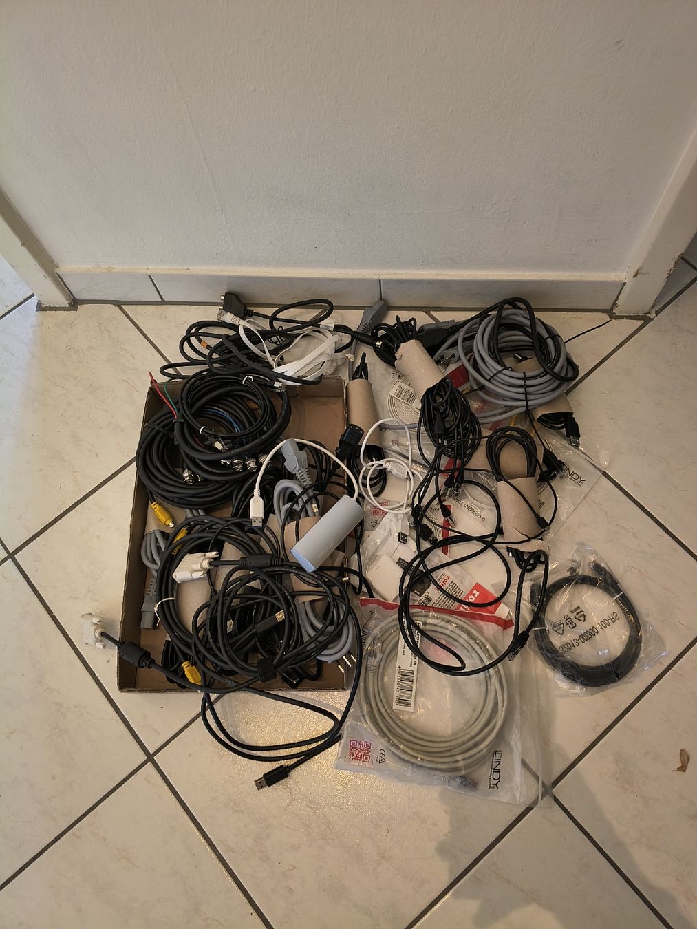 Componenti elettronici: Collection of Various Cables! – Usato da Zürich venduto da TrainLine