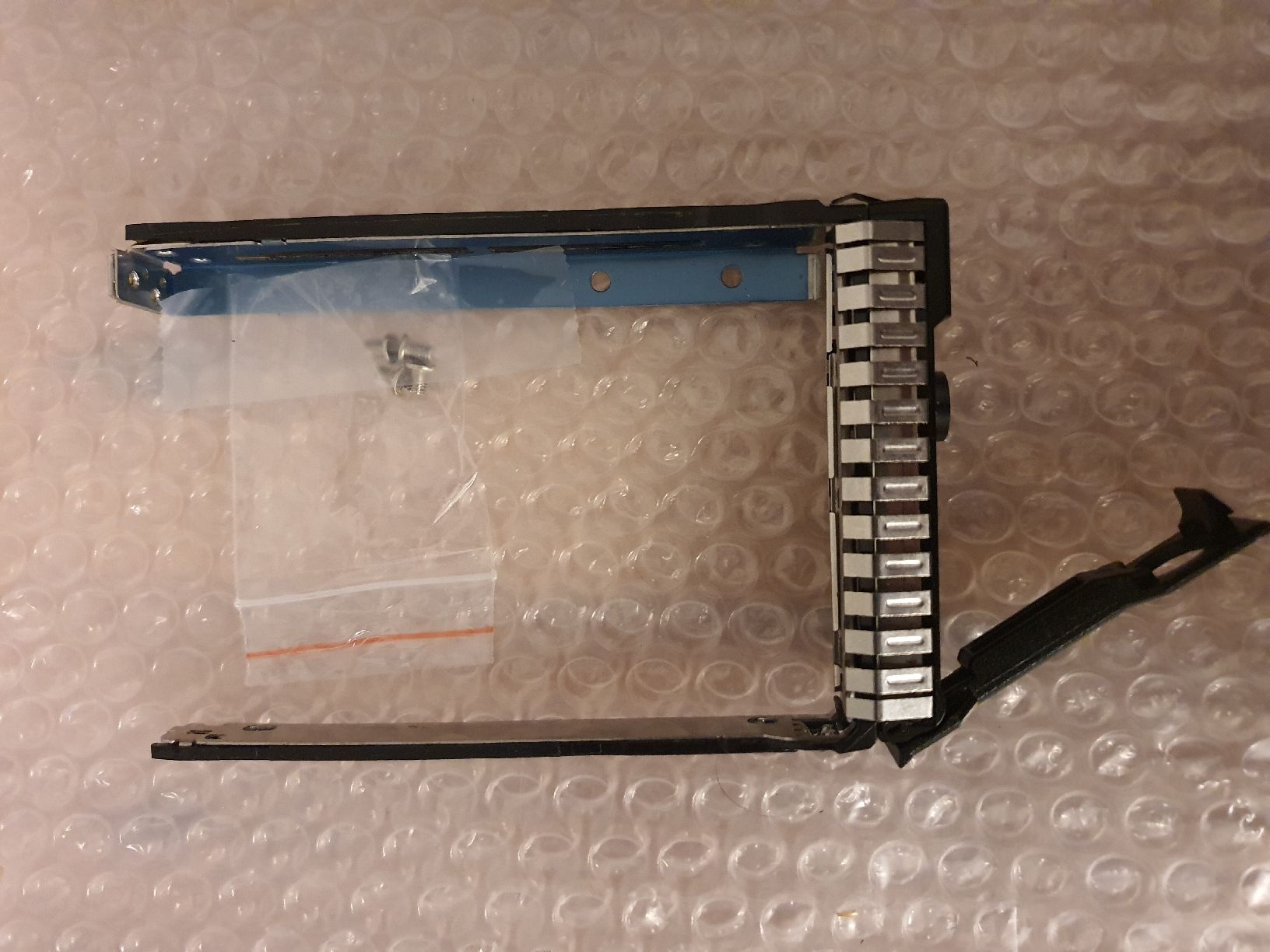 Hewlett Packard Server: HP 2.5" caddy for ProLiant Gen8 – Gebraucht aus La Tour-de-Peilz von Gbes 2