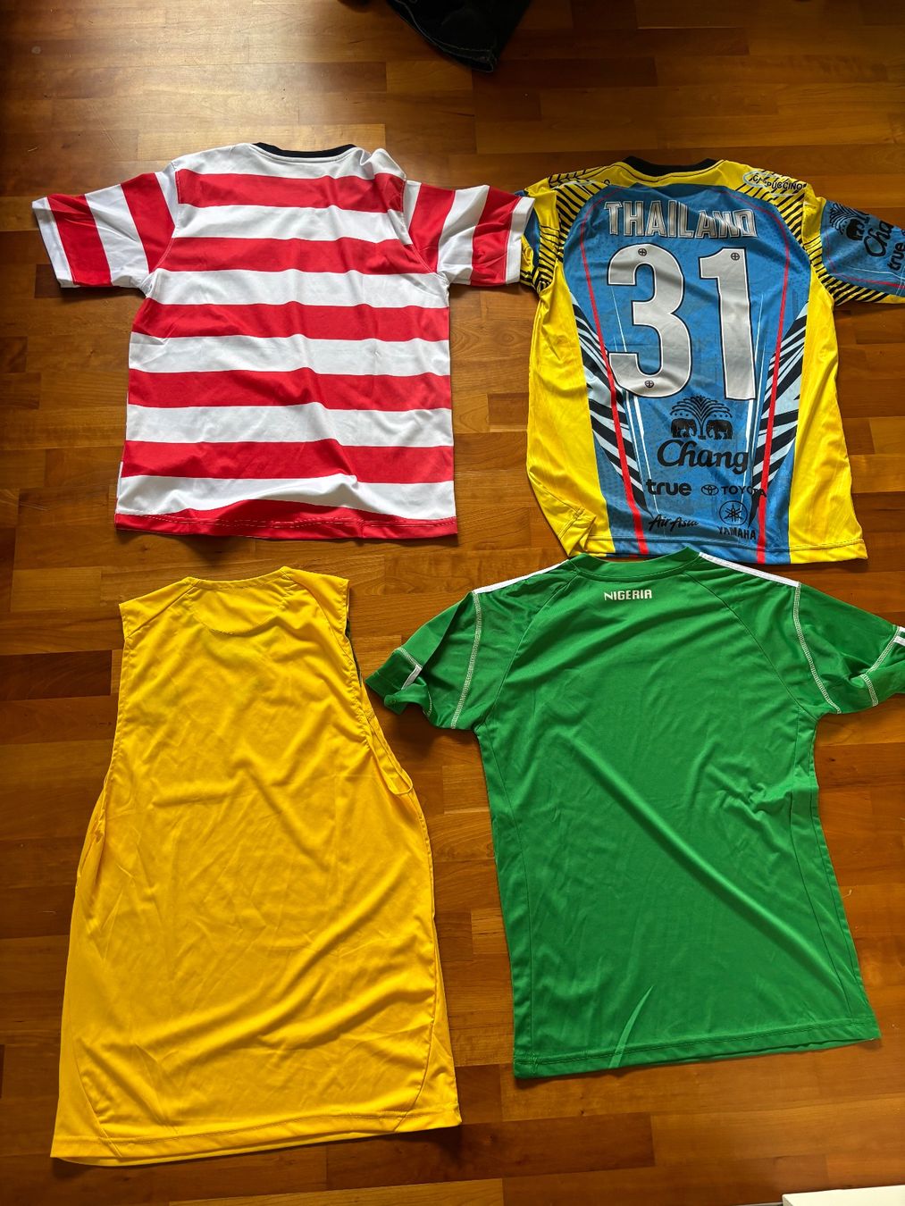 Canottiere & Pantaloni: 4 Fussballtrikots zum Verkleiden oder Feiern – Usato da Gebenstorf venduto da scahapa 1