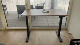 Elektrischer Steh-Sitz Tisch mit Holzplatte