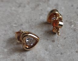Herzförmige Ohrstecker mit Zirkonia