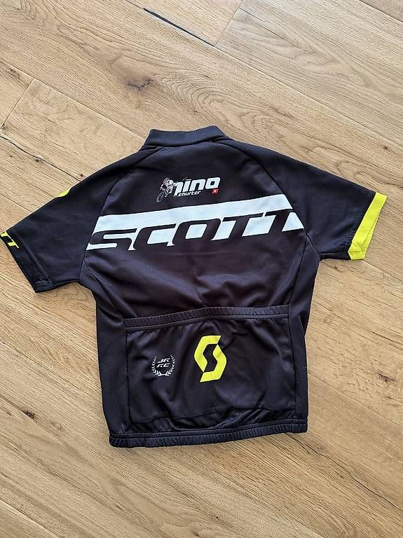Scarpe, pantaloni & magliette da ginnastica: Velotrikot Gr.122 – Usato da Oberkirch LU venduto da ocki 1