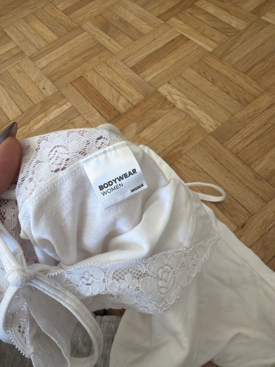Top: Top blanc MIGROS  – Usato da Le Locle venduto da Mayd_h 2