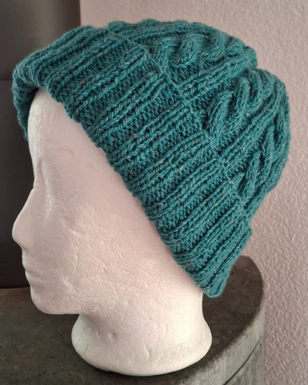 Chapeaux, bonnets & casquettes: Mütze "Pine" handgestrickt    NEU – Neuf (Voir description) à Langenthal par Handstrick