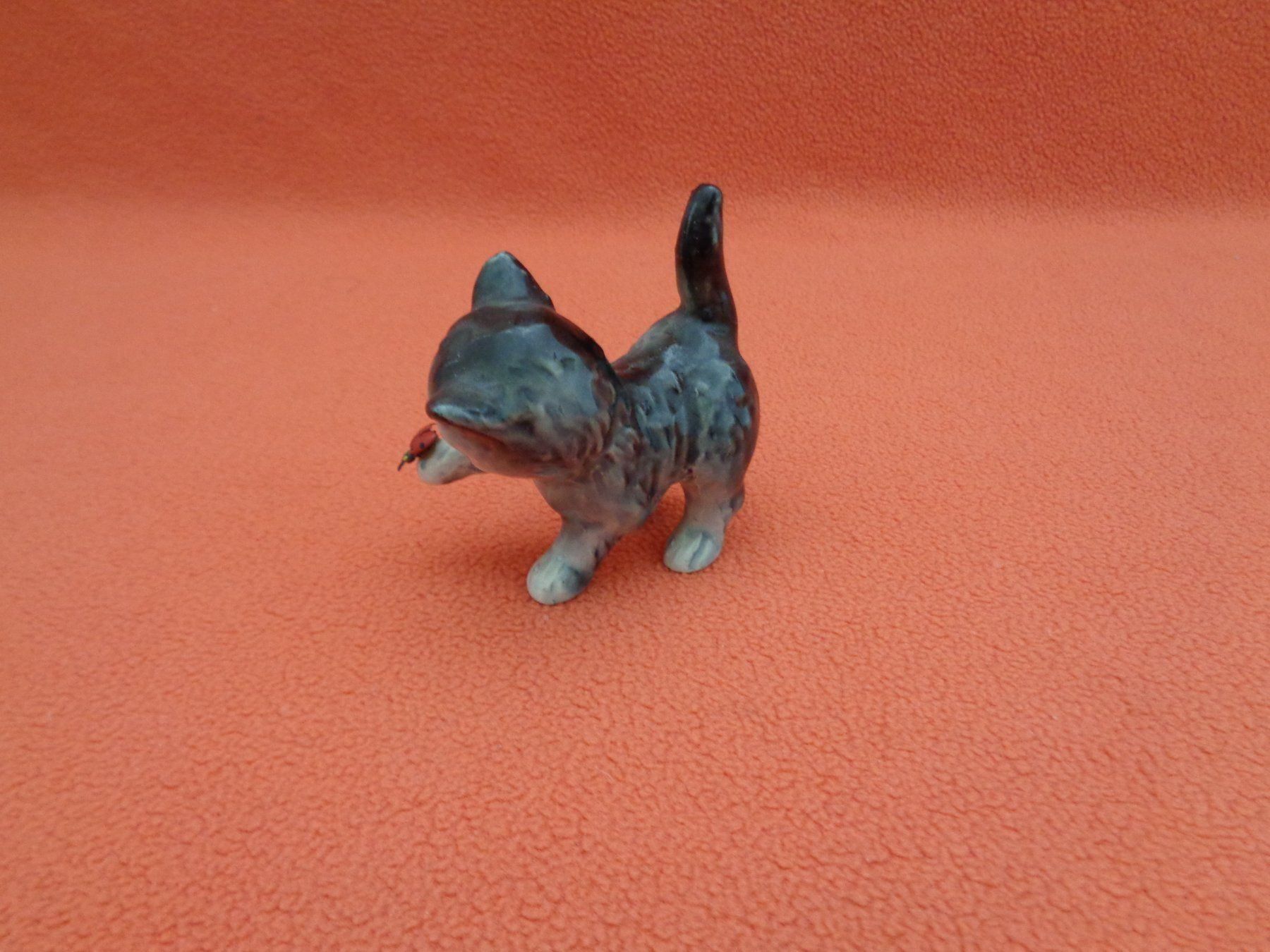Figuren: 3 kleine Goebel Katzen mit Marienkäfer – Gebraucht aus Chur von omonia 4