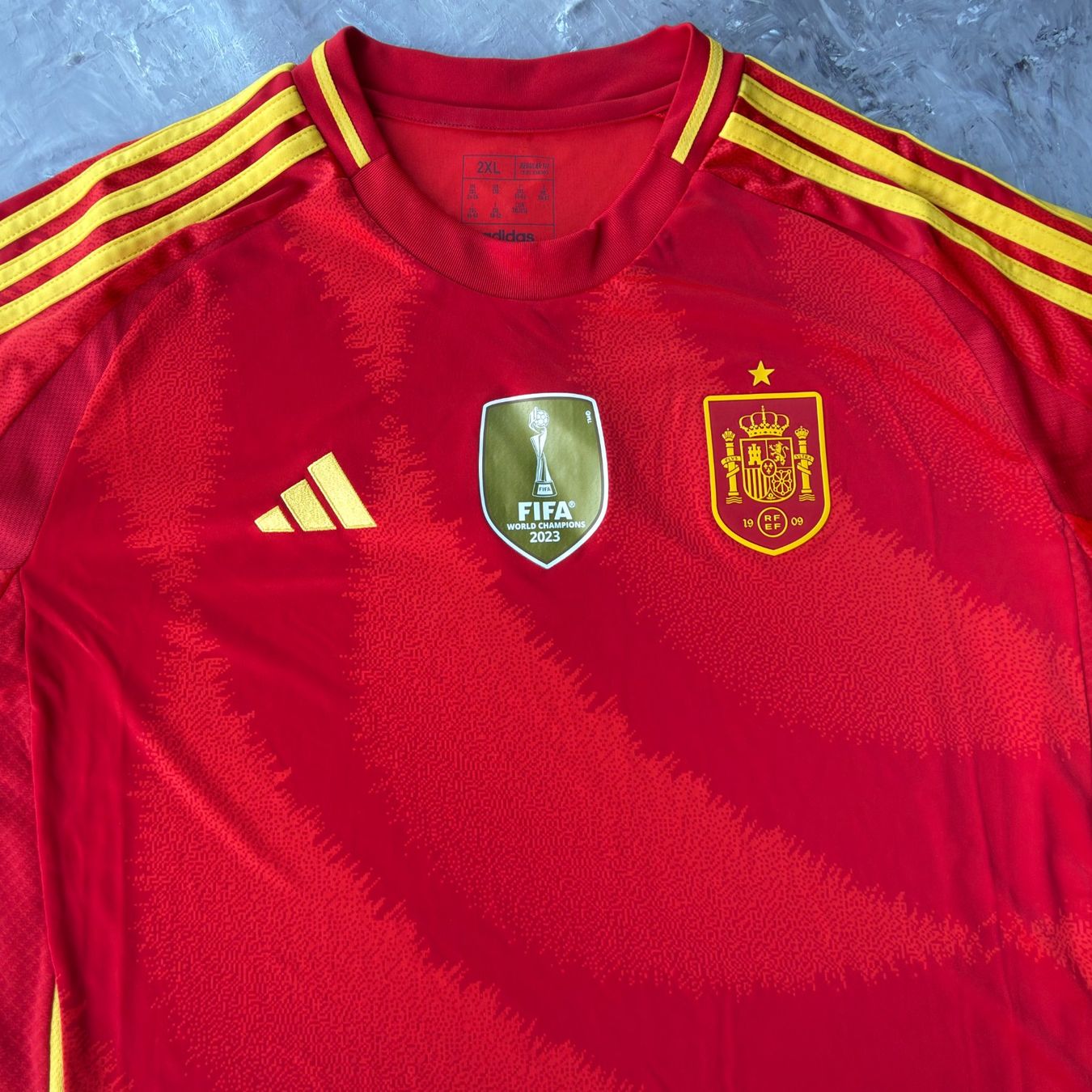 Adidas Maillots de corps & Pantalons: Maillot Domicile Espagne – D'occasion à Thônex par Suisse.Shopping 4