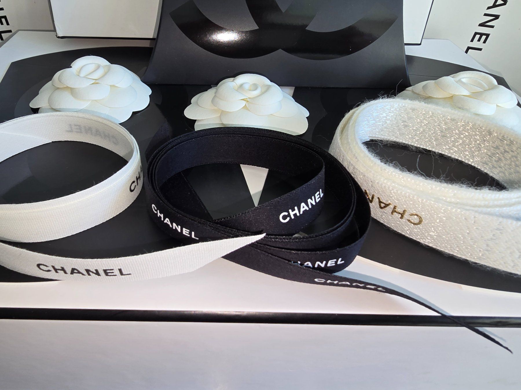 Chanel Sacs: Chanel Verpackung Bänder Kamelien – Neuf avec emballage d'origine à wallisellen par funkelsternchen5 2